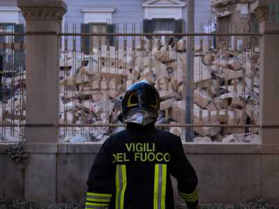 Palazzina crollata a Bari, si continua a scavare: le immagini